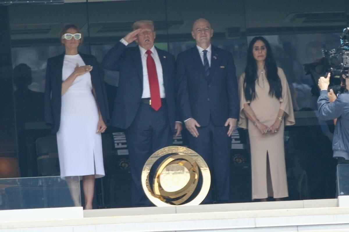 Трамп вручил российскому голкиперу Сафонову серебряную медаль клубного ЧМ