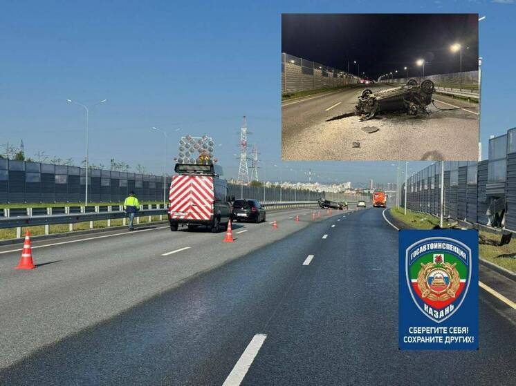 На Вознесенском тракте в Казани автомобиль врезался в столб, снес ограждение и опрокинулся