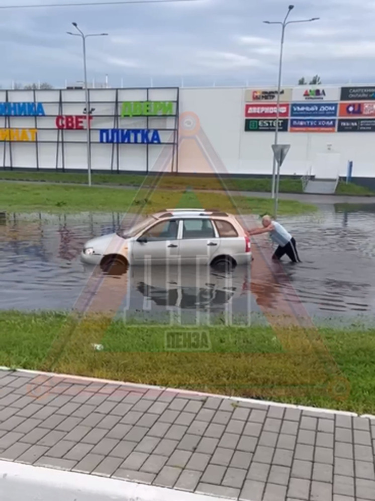 Пенза ушла под воду: ночной ливень превратил улицы в реки