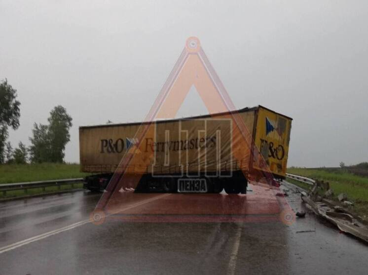 Фура перегородила трассу между Плёссом и Подгорным в Пензенской области