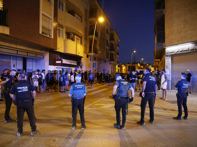 В испанском городе несколько человек получили ранения во время очередной ночи антимигрантских беспорядков