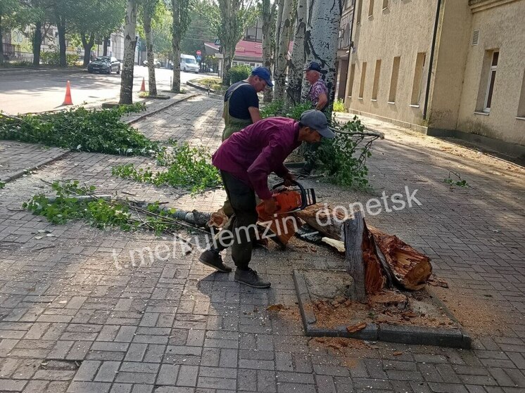 В Донецке идёт работа по ликвидации последствий непогоды
