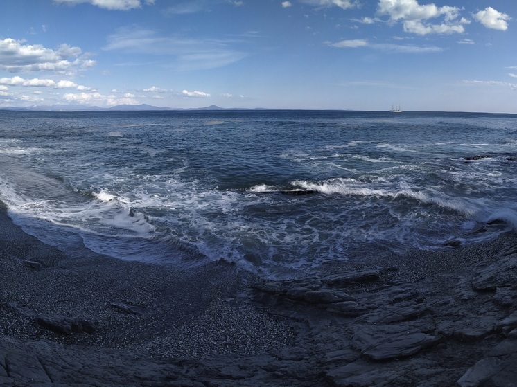 Мужчина скончался во время купания на пляже в Большом Камне