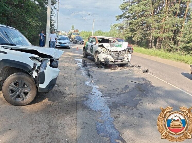 В Твери из-за неудачного обгона лоб в лоб столкнулись Lada и Nissan