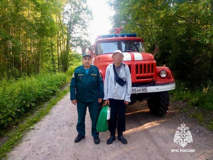 В лесу в Тверской области сотрудники МЧС нашли мужчину, который ушел за ягодами и заблудился