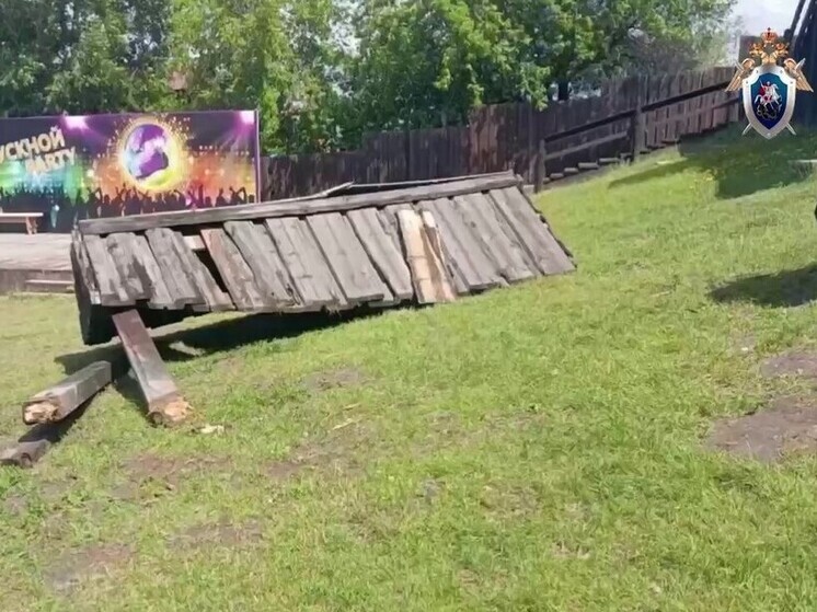 Абаканский бизнесмен попал под суд из-за упавших со школьницами качелей