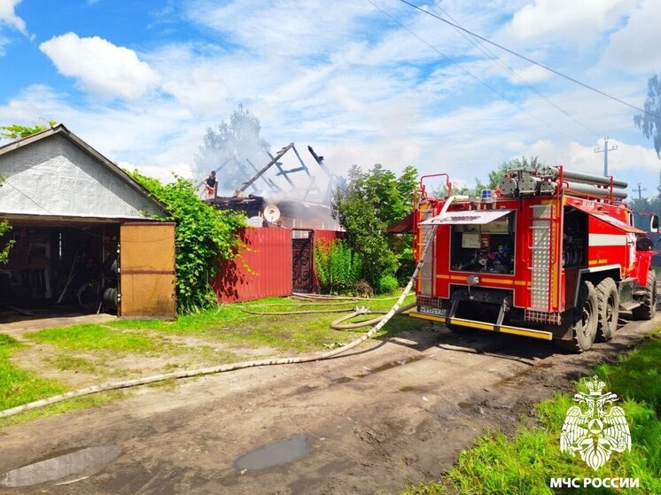 На Брянщине потушили горевший дом, пострадавших нет