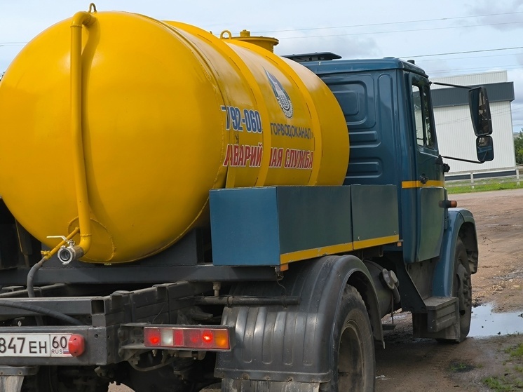 Подвозом воды на автоцистерне решали нехватку воды после шторма в Псковской области