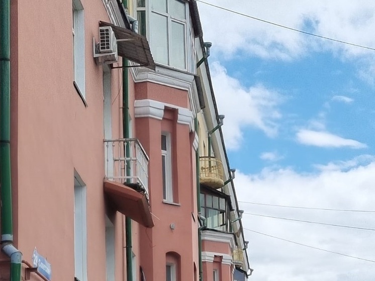 В управлящей компании рассказали, что будет с "падающим балконом" в Кемерове