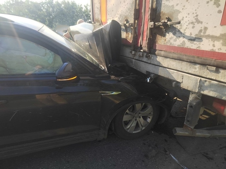 Легковушка Volkswagen и КАМАЗ с полуприцепом столкнулись в Самарской области