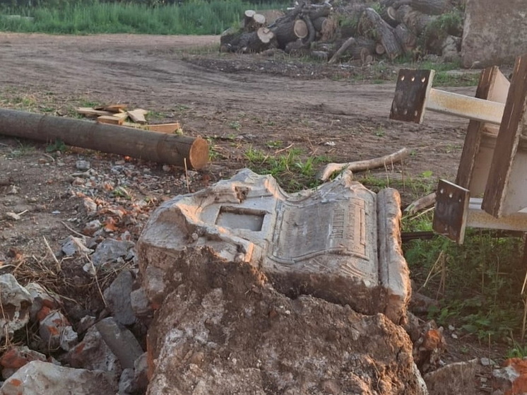В Козьмодемьянске под руинами дома пионеров найдено надгробие священника