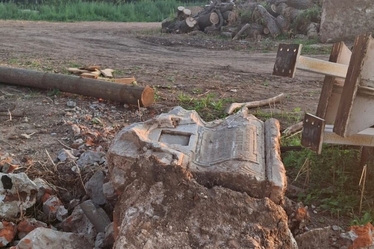 В Козьмодемьянске на месте снесенного дома нашли старинный надгробный памятник