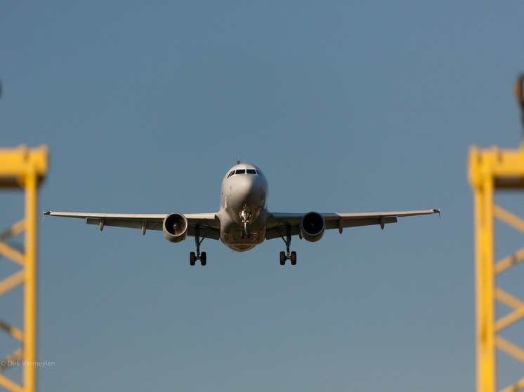 Летевший в Баку самолет экстренно приземлился в Уфе