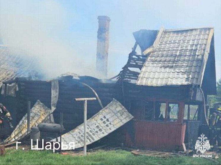 В Костромской области сгорели две бани, сарай и автомобиль