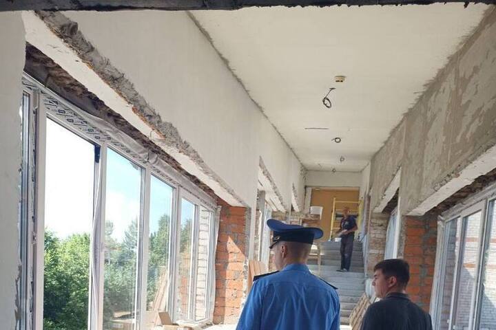 Прокуратура проверила ход капремонта поликлиники в Аликово: работы в графике