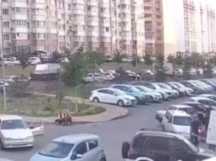 В Ростове в микрорайоне Суворовский молодая девушка выпала их окна многоэтажки