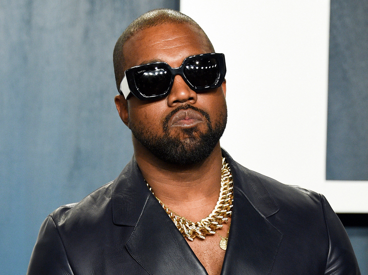 Kanye West performing