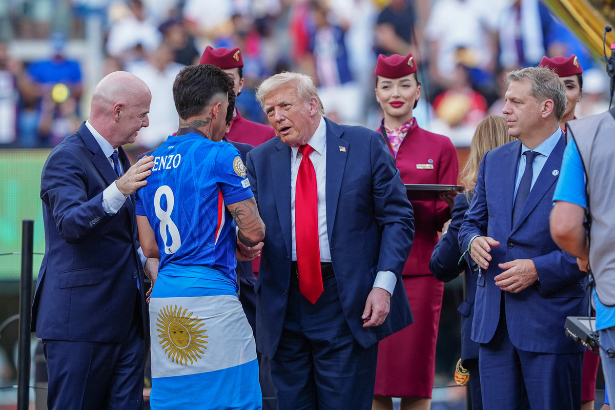 Дональд Трамп своим визитом превратил футбольное мероприятие в хаос