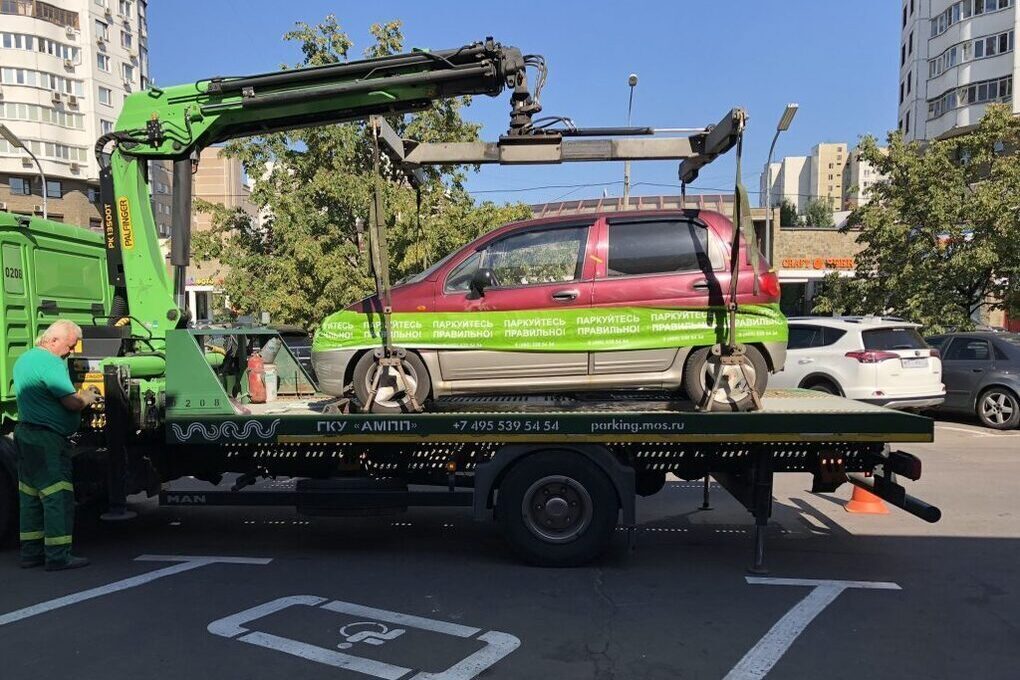 В Нижнем автомобили без номеров будут эвакуировать с газонов