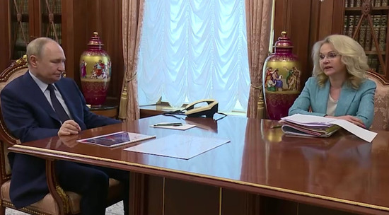 "Cтатистика поменялась": Путин провел в Кремле совещание по социальным вопросам