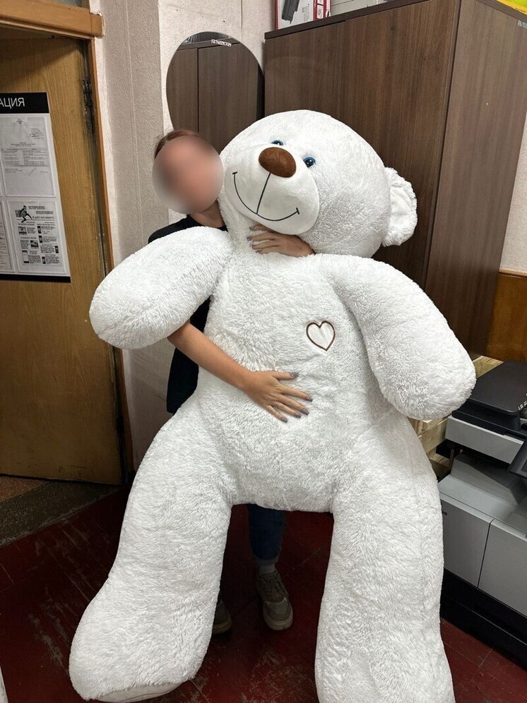 Стажер в пункте выдачи в Евпатории украл плюшевого медведя для девушки