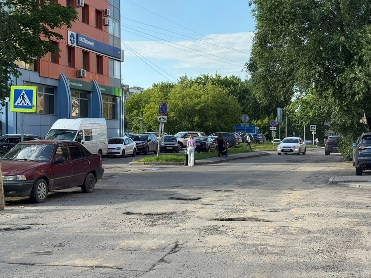 Владельцев автомобилей просят убрать машины с улицы Васильевской в Череповце