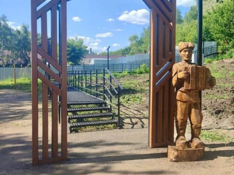 На «Уфимском ожерелье» появилась скульптура гармониста