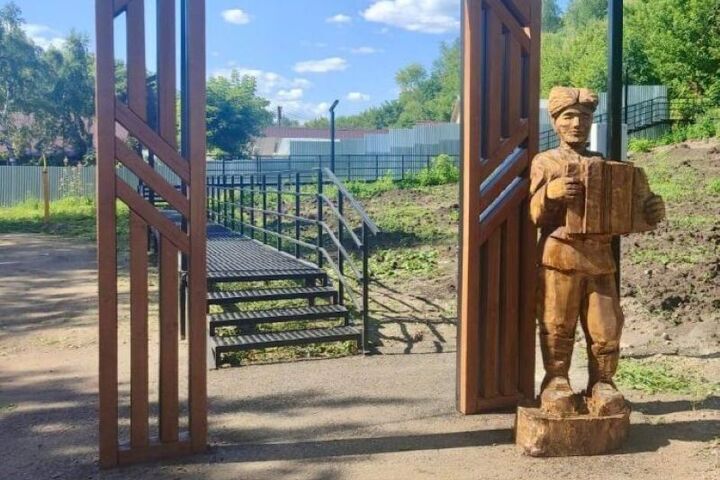 На «Уфимском ожерелье» появилась скульптура гармониста