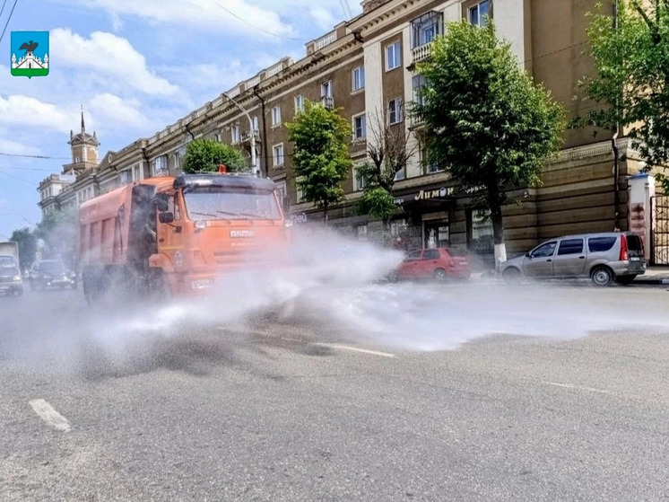 Поливомоечные машины спасают орловские улицы от жары