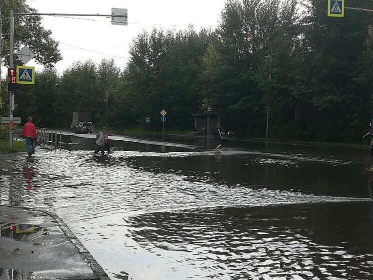 Мощный ливень парализовал движение в новосибирском Академгородке