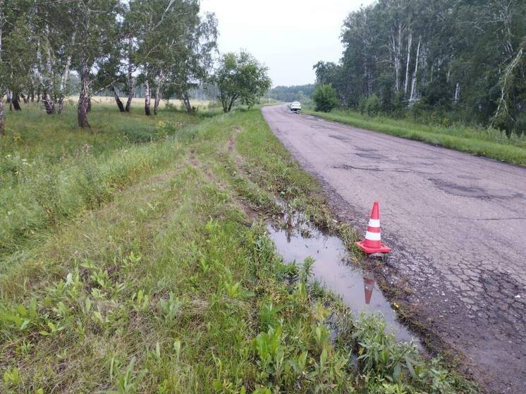 Три человека пострадали в ДТП с опрокидыванием на трассе под Омском