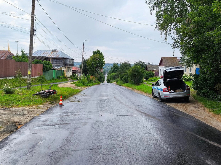 В Орловской области мопедист не справился с управлением и улетел в кювет