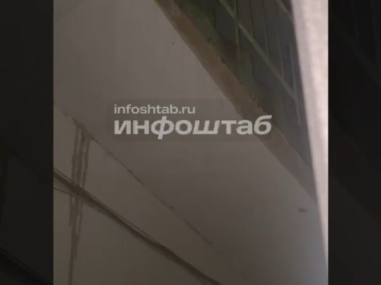 В Астрахани из-за непогоды затопило подъезд