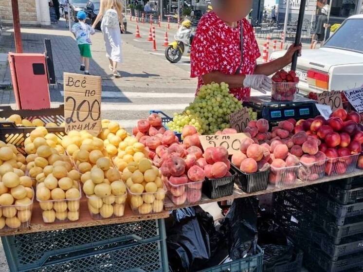 Более сотни килограммов не оформленных фруктов и ягод изъяли в Сочи