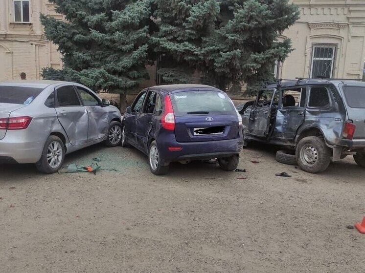 В Волгоградской области водитель ВАЗа въехал в несколько припаркованных машин