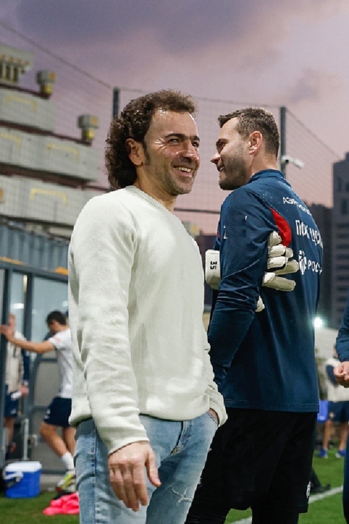 Román Babayev sonriendo, un líder en el fútbol ruso