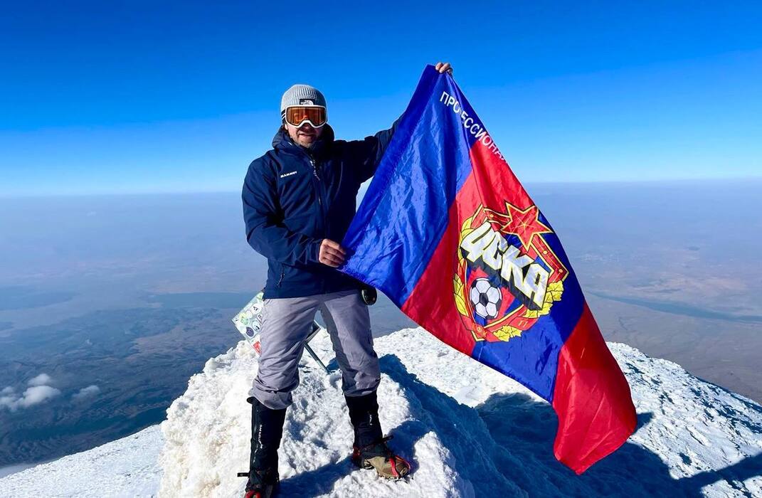 Román Babayev y su hijo celebrando en la cumbre del Ararat
