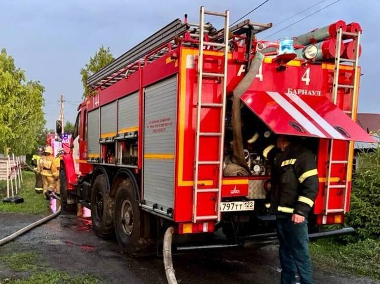 Огонь уничтожил крышу двухквартирного дома в селе под Барнаулом