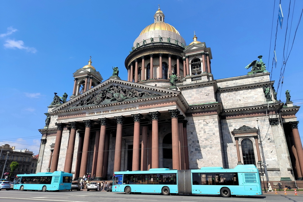 Лукашенко предложил проводить техобслуживание проданных в Петербург автобусов
