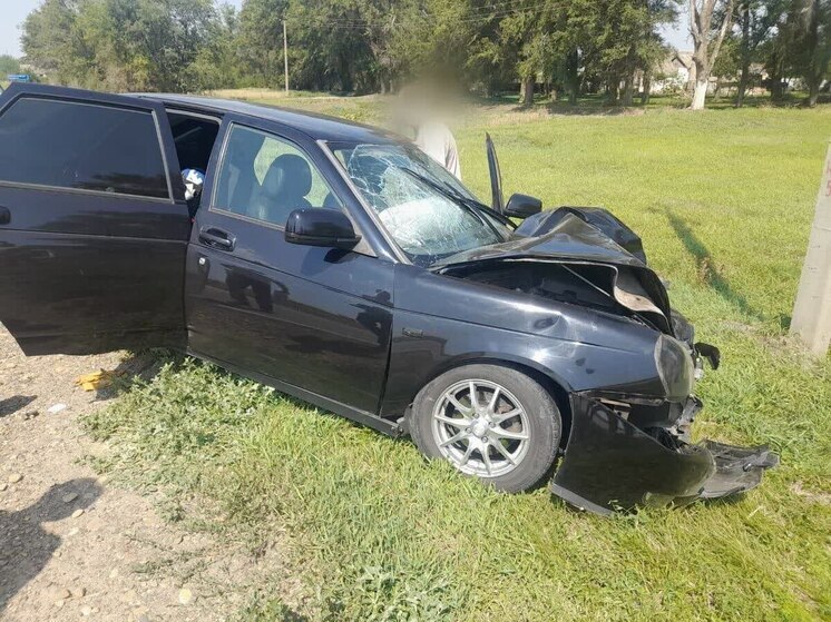 На трассе в Кущёвском районе пострадали водитель и несовершеннолетний пассажир отечественной легковушки