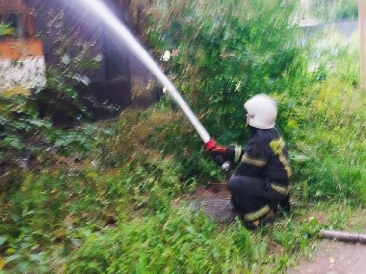 В Екатеринбурге горела двухэтажка на Ереванской