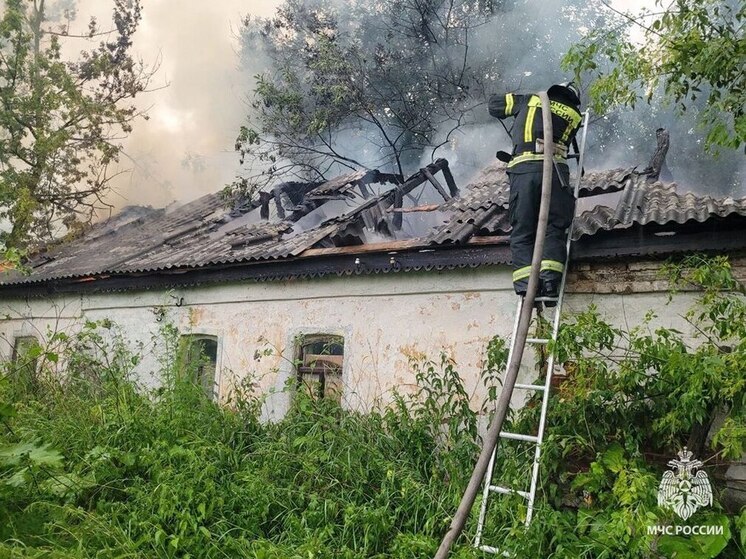 В Кимовске потушили пожар в неэксплуатируемом здании