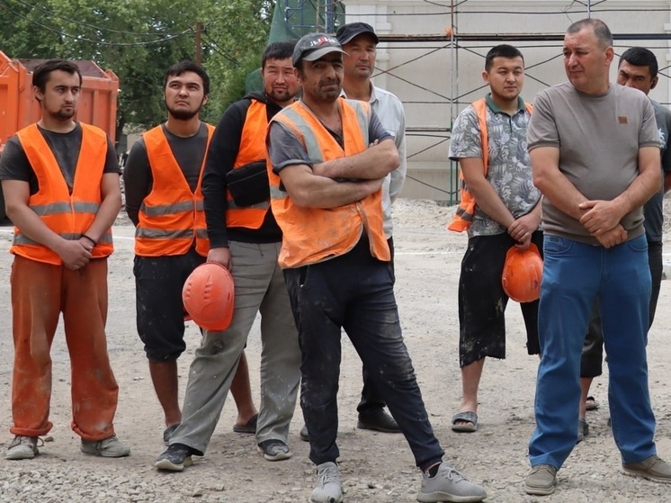 В Запорожской области иностранным работникам помогают адаптироваться к жизни в России