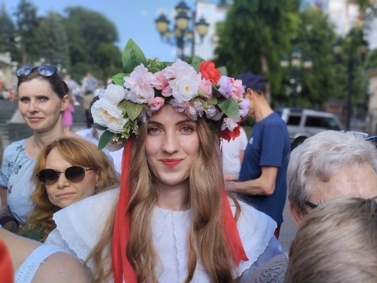 15 июля в православном календаре отмечен как праздник Ризоположения Пресвятой Богородицы, но в народной традиции этот день издревле известен как День Берегини. Это особое время, когда предки отдавали дань уважения могущественному славянскому символу – Берегине, воплощению материнства, плодородия, защиты и гармонии. 