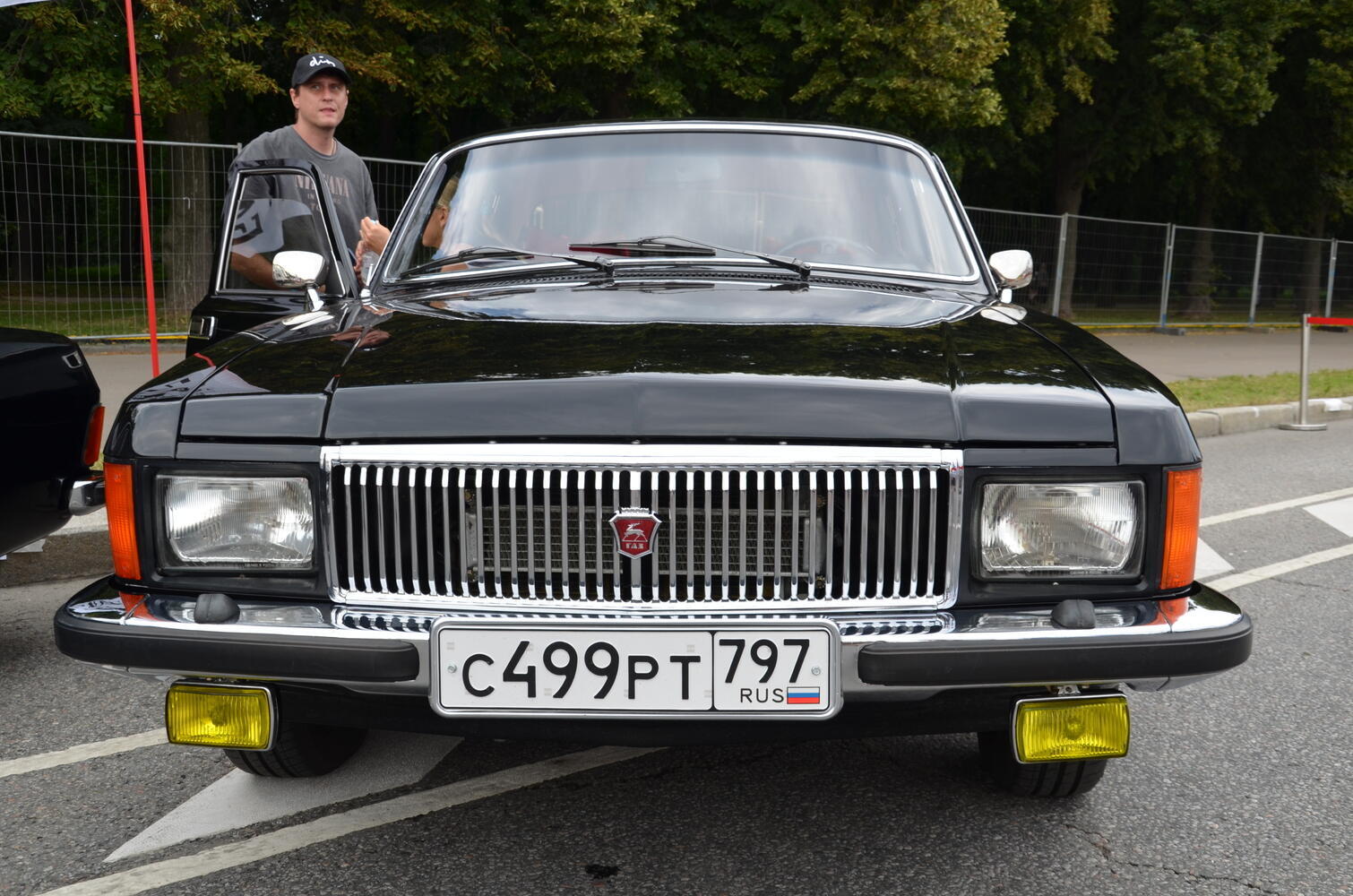 Ретро-автомобиль на выставке