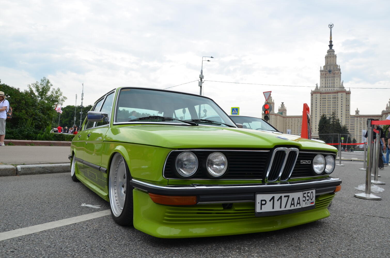 Ретро-автомобиль на выставке