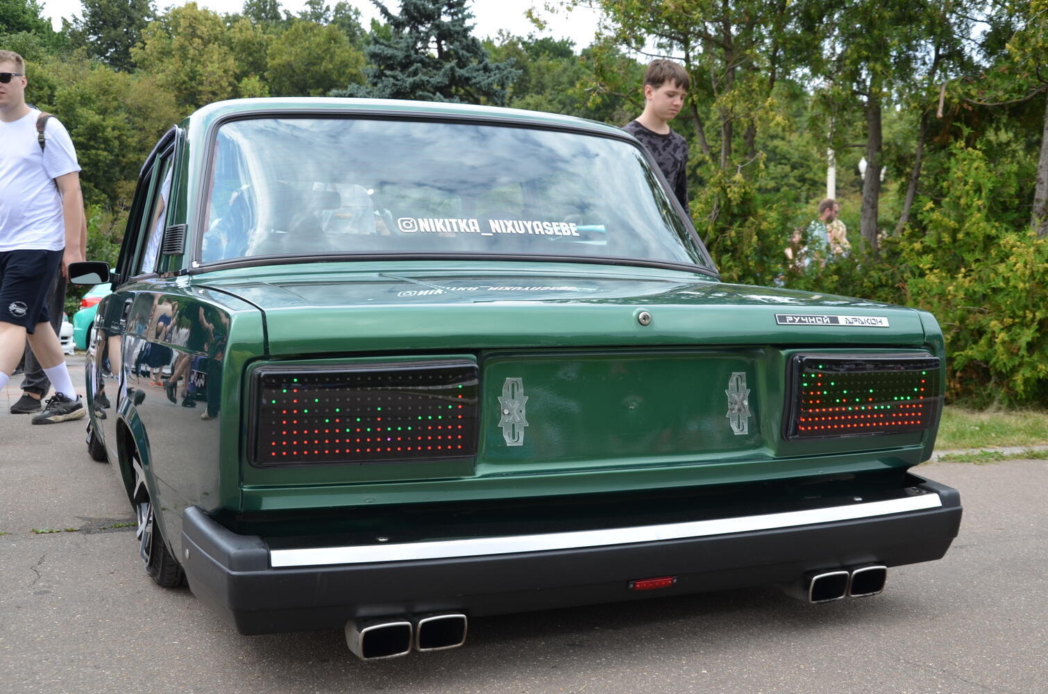 Ретро-автомобиль на выставке