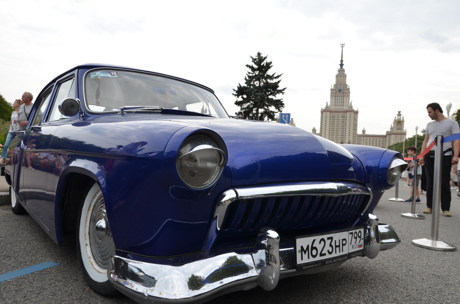 Ретро-автомобиль на выставке