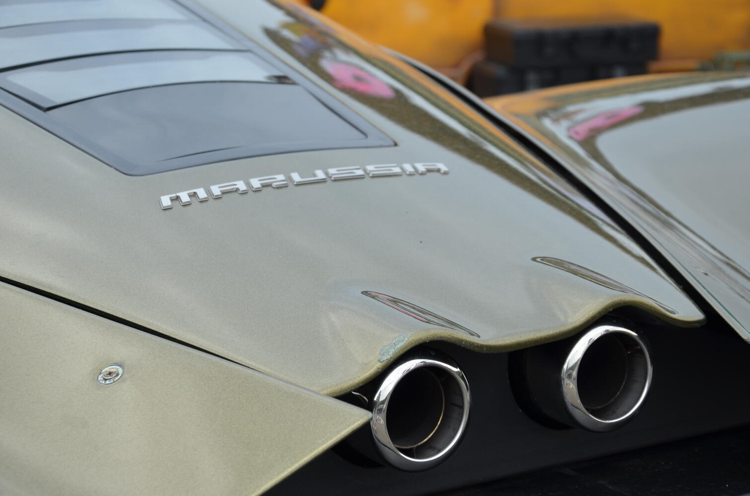 Ретро-автомобиль на выставке