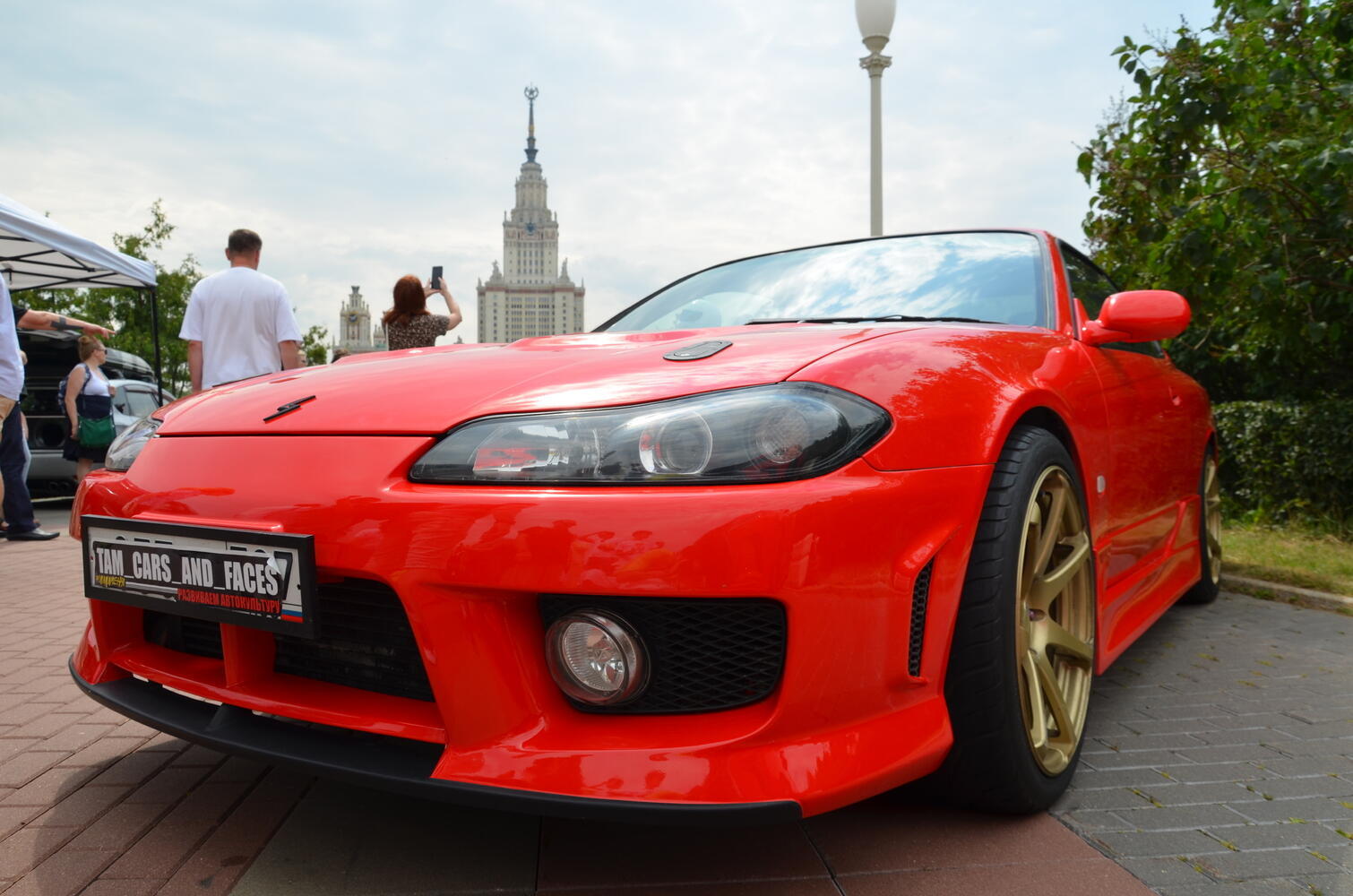 Ретро-автомобиль на выставке